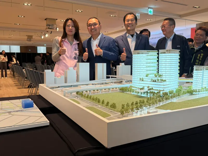 ▲新莊北側知識產業園區轉運站今（26）日舉辦簽約典禮，新北市長侯友宜及負責開發興建的宏匯集團董事長許崑泰一同出席。（圖／記者張家瑋攝）