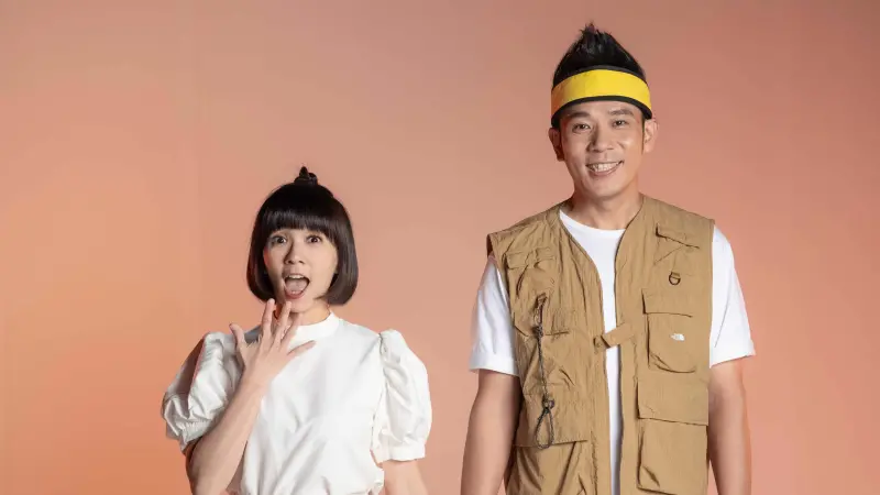 ▲51歲香蕉哥哥（右）的老婆竟是草莓姐姐（左）！夫妻2人近日同框受訪，甜聊夫妻相處之道與育兒日常，香蕉哥哥自曝最怕太太流眼淚，2人為YOYO魔法樂園嘉年華站台，分享凍齡祕訣與不體罰的教養默契。（圖／東森電視提供）