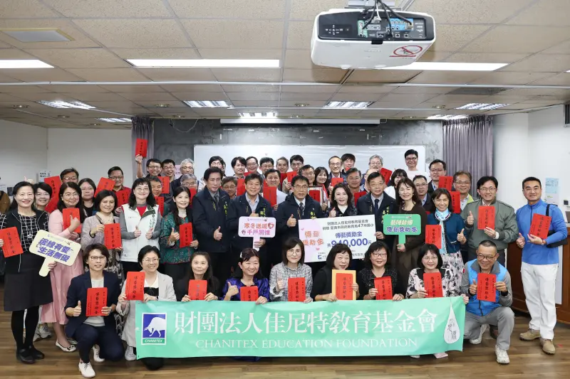 ▲南市府舉行『2026歲末送暖千戶關懷捐贈暨傳藝獎助金頒贈』儀式。市長黃偉哲代表市府受贈，並感謝佳尼特教育基金會善行義舉。（圖／南市府提供）