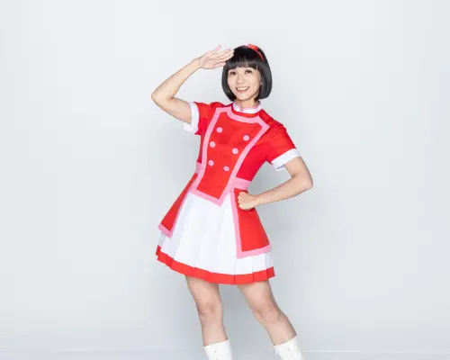 草莓姐姐遭爆超愛哭且哭點很奇怪，追劇就淚流滿面。（圖／東森電視提供）