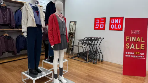 ▲衣物若出現小範圍破損，UNIQLO台北店及桃園春日路店提供部分修補服務，另有改造成抱枕、寵物帽T及寵物配件的服務。（圖／記者蕭涵云攝）