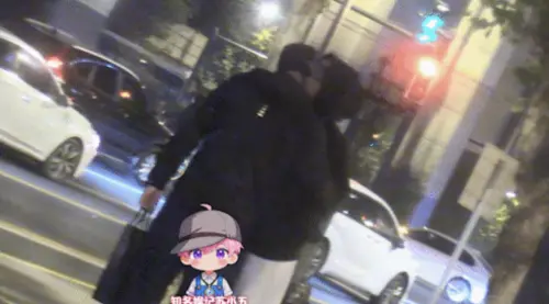 ▲陳昊森（左）在街頭大方摟抱蘭西雅（右）。（圖／翻攝自微博＠知名娛記蘇小五）