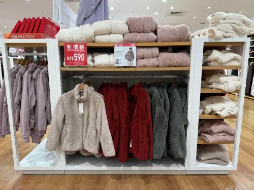 ▲UNIQLO刷毛外套急降590元！PUFFTECH輕暖科技外套千元有找。（圖／記者蕭涵云攝）