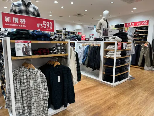 ▲放眼望去，UNIQLO全店好多「紅標新價格」優惠，逛街彩蛋就是現在。（圖／記者蕭涵云攝）