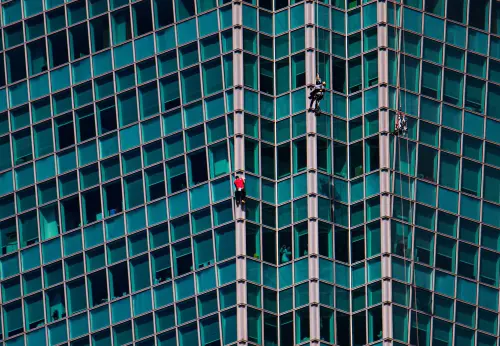 Climber Alex Honnold free solo climbs Taipei 101. (Yeah Cheng-hsun, TCN)