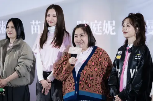 ▲《陽光女子合唱團》全台熱賣，苗可麗（左起）、安心亞、鍾欣凌、孫淑媚等前進影廳答謝觀眾支持。（圖／壹壹喜喜提供）