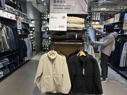 ▲MUJI無印良品刷毛外套「下殺6折」。（圖／記者蕭涵云攝）