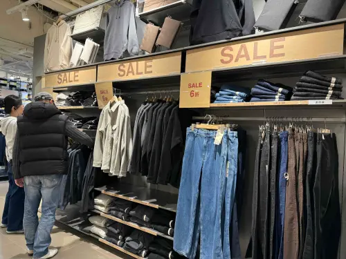 ▲MUJI牛仔褲、襯衫一系列冬季服飾下折扣。（圖／記者蕭涵云攝）