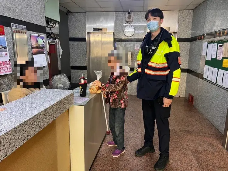 ▲台中身高190公分的員警廖國豪，暖心協助迷路的8旬嬤返家。（圖／警方提供）