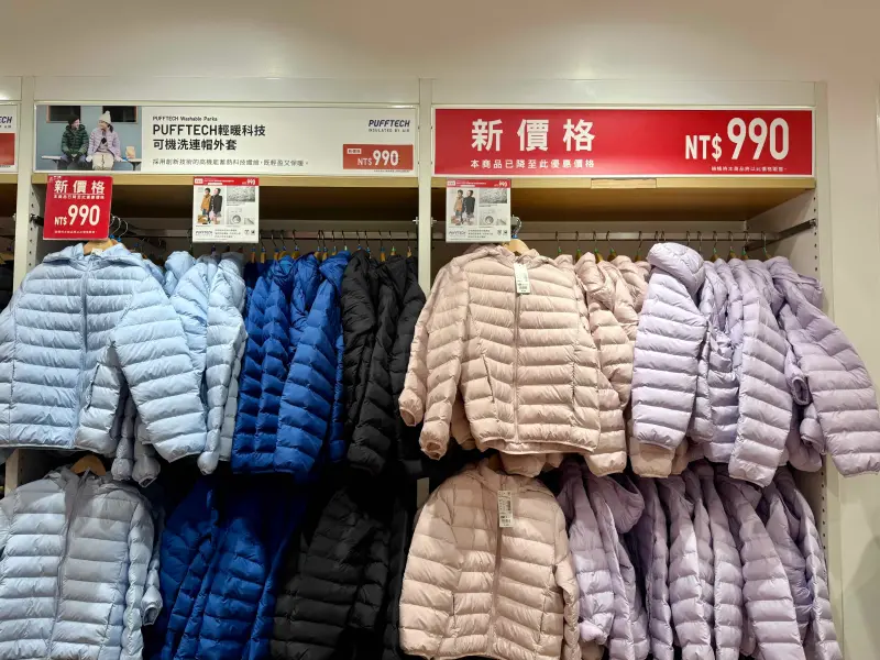▲UNIQLO保暖衣物超低價149元起，PUFFTECH輕暖科技外套下殺590元；UNIQLO : C、BABYMONSTER UT新品、開運紅色穿搭推薦；GU禦寒大衣990元。（圖／記者蕭涵云攝）