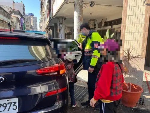 ▲台中身高190公分的員警廖國豪，暖心協助迷路的8旬嬤返家。（圖／警方提供）
