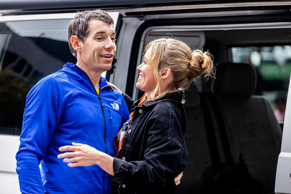 ▲霍諾德（左）除了完成徒手攀登101壯舉，原來他平常還有在做公益，每年捐200萬美元，協助偏遠地區搭建太陽能供電。右為霍諾德的太太桑妮。（圖／Netflix提供）