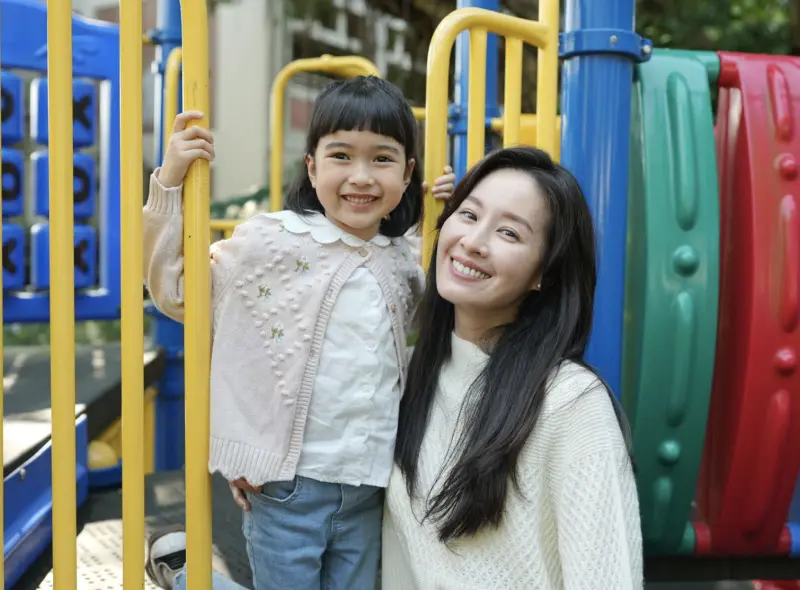 ▲《陽光女子合唱團》全台破2.5億，創下國片奇蹟，還締造近10年來台灣電影最高單日票房，曾愷玹（右）變國民媽咪，再度成為網友討論的焦點。（圖／壹壹喜喜提供）