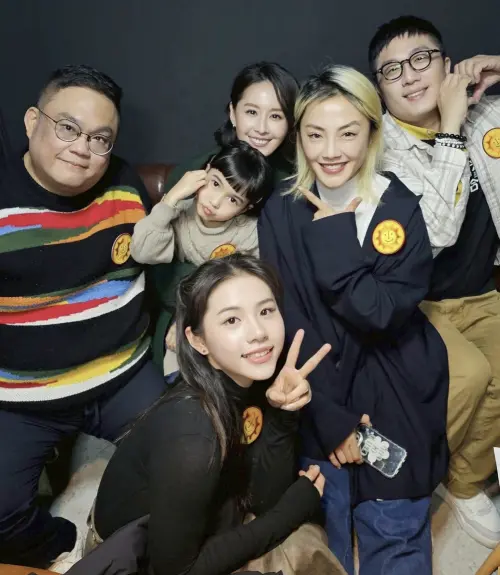 ▲《陽光女子合唱團》導演林孝謙（左起）、陳蕾朵、羅晨恩、曾愷玹、張允曦（小8）、編劇呂安弦一起出席親子場活動。（圖／壹壹喜喜提供）