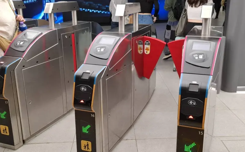 ▲台北捷運自今年1月3日起，將全體閘門導入信用卡及QR乘車碼等多元支付功能，近期又做出細節調整，讓日本、韓國旅客更好看懂。（圖／台北捷運Metro Taipei）