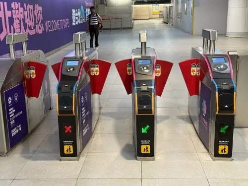 ▲台北捷運系統2361個閘門都已經完成更新重製，目前已經能透過QR 及信用卡刷入站，至於iPhone刷手機則要等到今年7月。（圖／台北捷運Metro Taipei）