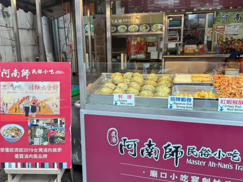 ▲鹿港老街在地店家「鹿港阿南師民俗小吃」曾獲CNN採訪，代表菜為海陸鮮蚵蓋飯與網紗蝦捲。（圖／鹿港阿南師民俗小吃臉書）