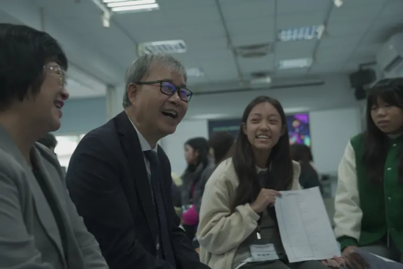 ▲教育部長鄭英耀前往木柵高工及臺北市立圖書館訪視，與現場青年深度互動，傳遞政策溫度。（圖／教育部）