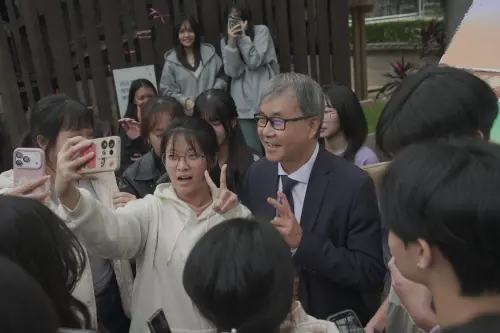 ▲教育部長鄭英耀前往木柵高工及臺北市立圖書館訪視，與現場青年深度互動，傳遞政策溫度。（圖／教育部）