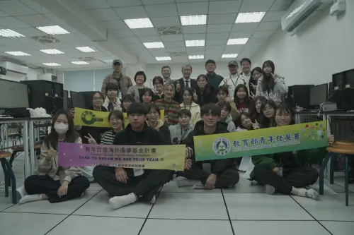 ▲教育部長鄭英耀前往木柵高工及臺北市立圖書館訪視，與現場青年深度互動，傳遞政策溫度。（圖／教育部）