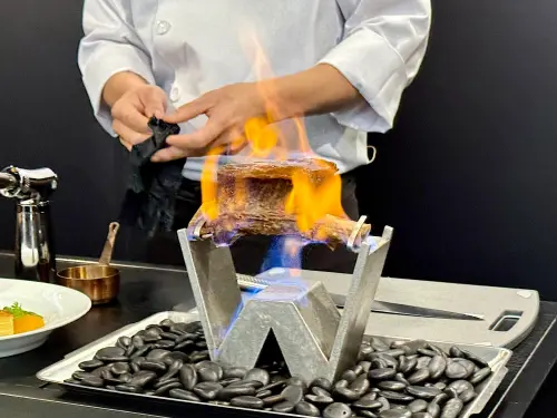 ▲王品牛排全新菜色，推出「帶骨牛排系列」搭配火焰炙燒桌邊展演，視覺震撼。（圖／記者蕭涵云攝）