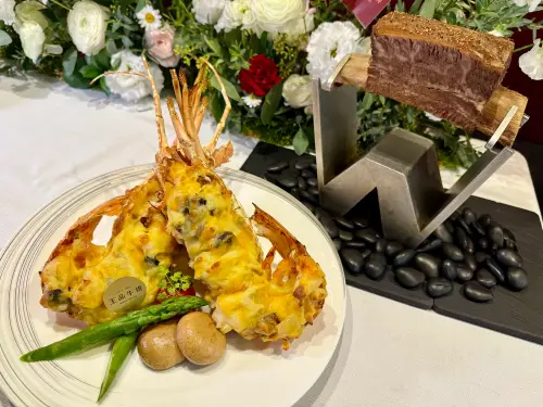 ▲雙人主餐「烈焰王品牛小排佐法式焗龍蝦」2190元／人。（圖／記者蕭涵云攝）