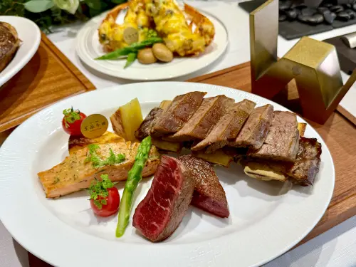 ▲王者盛宴「經典牛小排・嫩煎菲力・柚香鮭魚」雙人主餐，1890元／人。（圖／記者蕭涵云攝）