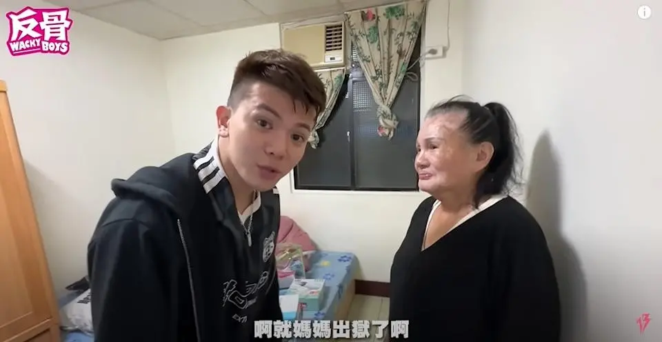 ▲孫生（左）的媽媽（右）今（26）日在淡水老街潛入餐廳倉庫行竊包包，遭隔壁甜點店老闆王元察覺並報警，隨後被帶往派出所，而王元的身分也曝光，竟是半導體千金張喬菲的老公。（圖／翻攝自反骨男孩YouTube）