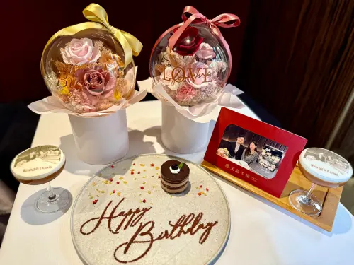 ▲店家幫佈置「永生花玻璃球」，生日送上「慶生蛋糕」，合影「相片拿鐵」，再餽贈「相片卡」。（圖／記者蕭涵云攝）