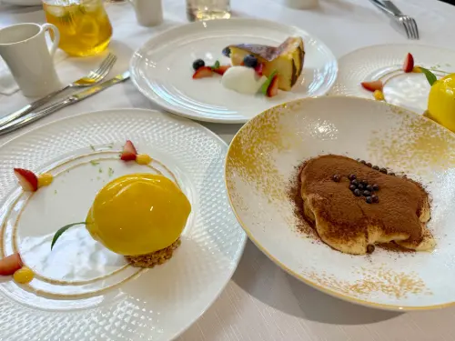 ▲雙人套餐甜點可享桌邊現作「提拉米蘇」、還有「檸檬・酸甜圓舞曲」、「黑金半熟巴斯克乳酪」。（圖／記者蕭涵云攝）