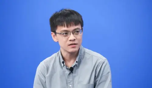 Professor Chen talks with the press. (TCN)