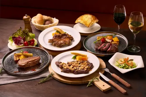 ▲人氣質感鍋物「荿蒔敘」姊妹作「TOK牛排屋」新店裕隆城開幕也爆紅。（圖／TOK牛排屋tokeatstreats.com）