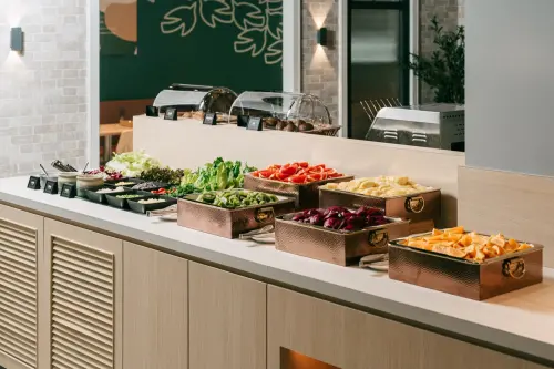 ▲TOK牛排屋提供新鮮時旬蔬果自助吧，還有麵包、飲品與冰淇淋都能無限享用。（圖／TOK牛排屋tokeatstreats.com）