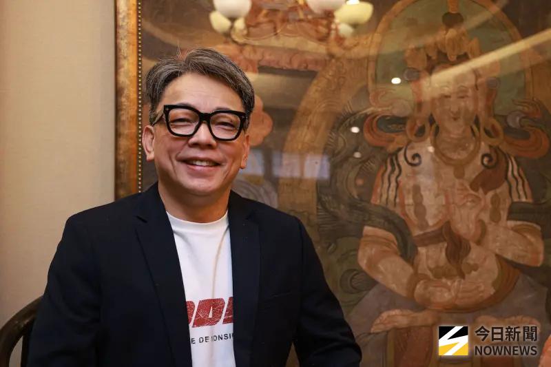 ▲詹惟中（如圖）接受《NOWNEWS今日新聞》專訪，提醒2026年須留意4大事，包括車關、暴動、火災和司法醜聞。財運部分，西元尾數4、7、9今年財運亨通。（圖／記者葉政勳攝影）