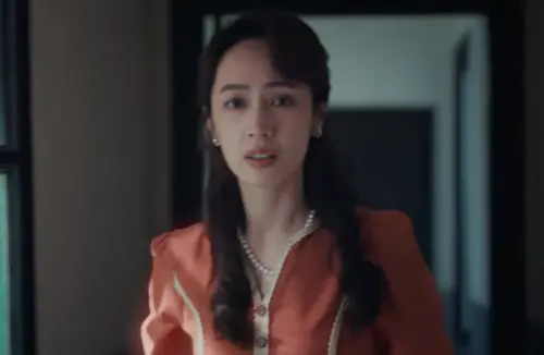 ▲小薰把曾是紅歌星，卻因為家庭生活的不幸而走上悲劇的媽媽演得讓人心疼。（圖／摘自何樂音樂 PQP MUSIC和洪佩瑜 Pei-Yu Hung YT）