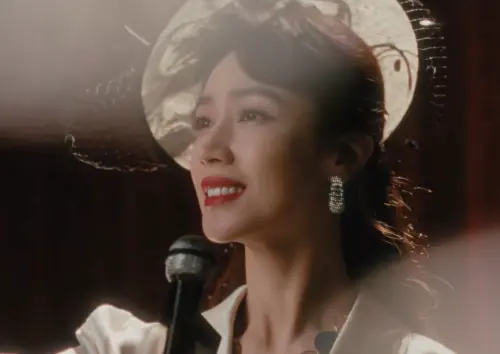 ▲小薰在《陽光女子合唱團》的紅歌星造型美麗又有氣質。（圖／摘自何樂音樂 PQP MUSIC和洪佩瑜 Pei-Yu Hung YT）