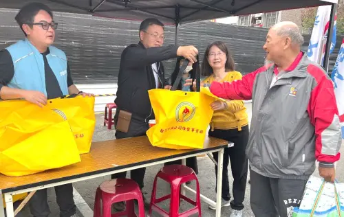 ▲台灣中油公司煉製事業部舉辦冬日暖陽愛不打烊物資捐贈儀式，煉製事業部副執行長陳正喜(左2)將捐贈的物資，分送給弱勢民眾及家庭。(圖／中油煉製事業部提供)