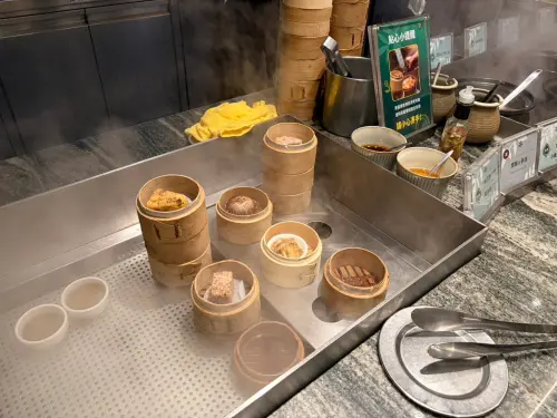 ▲果然匯蒸籠區也有素食餃子、茶碗蒸、馬來糕等，表現都在水準之上。（圖/記者張嘉哲攝）
