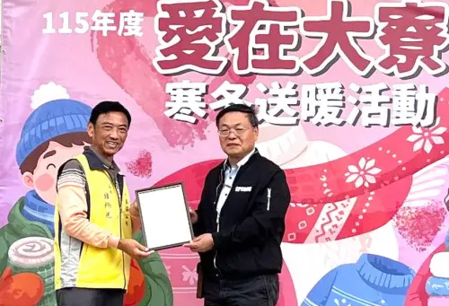 ▲大寮區區長鍾炳光(左)致送感謝狀，由煉製事業部副執行長陳正喜(右)代表接受。(圖／中油煉製事業部提供)
