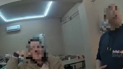 ▲孫生媽媽闖入位於新北市淡水區的一間餐廳，進入儲藏室內將老闆的包包竊走。（圖／翻攝畫面）