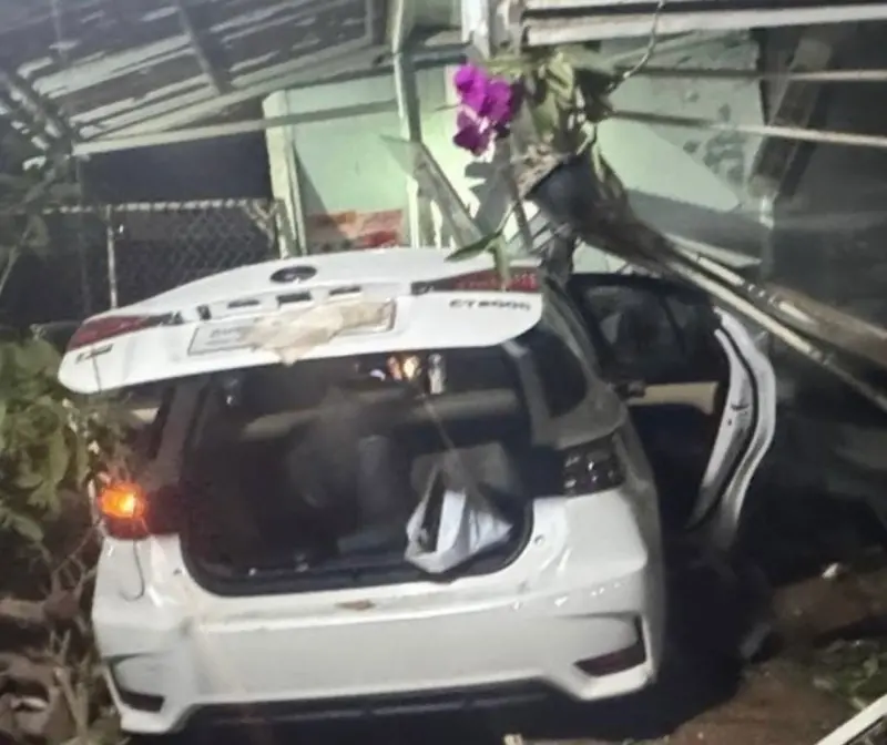 ▲台灣男子在柬埔寨運毒被追查，想躲避警方卻自撞民宅車禍身亡。（圖／翻攝自柬中時報）