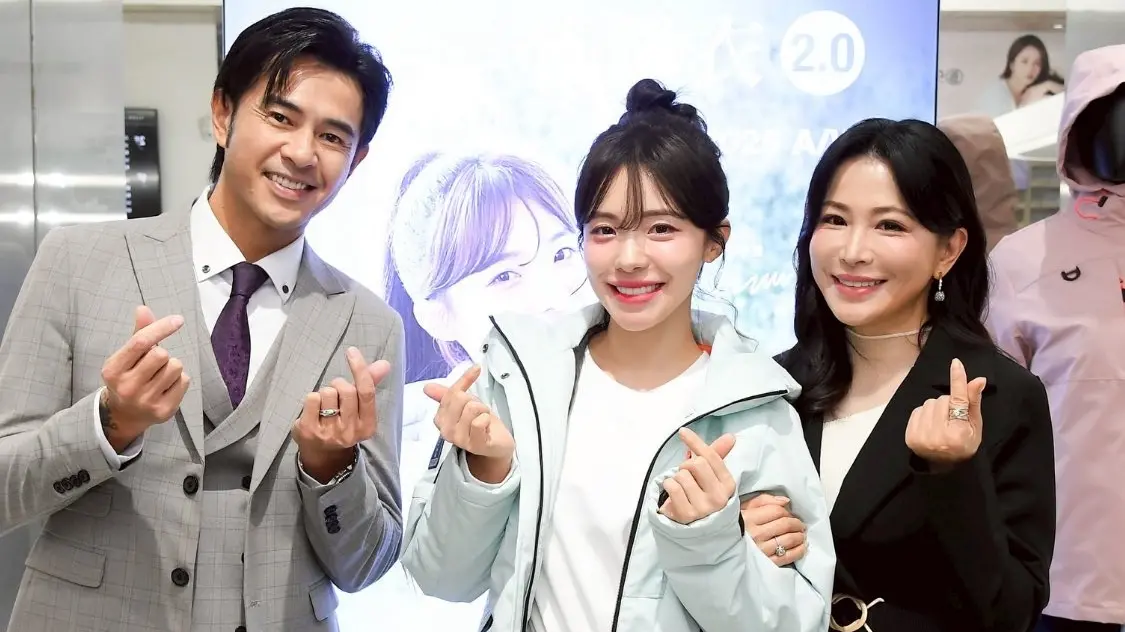 ▲李多慧（中）首度挑戰台灣八點檔，客串飾演One Boy店員，出場僅3分40秒卻掀起熱議，一句「你們知道鴨子怎麼叫嗎」笑翻粉絲，仍甘願苦等1個半小時。（圖／翻攝自德馨臉書）