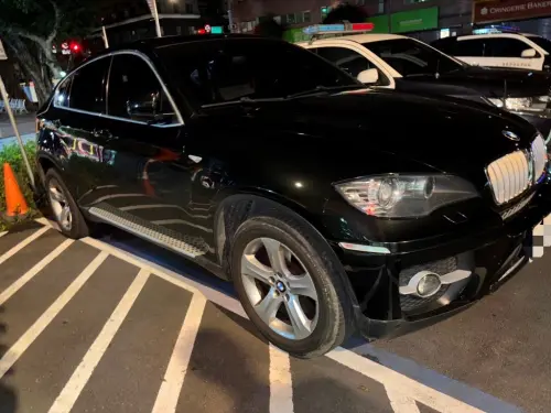 ▲ 25歲替代役男搭多元計程車返家途中，疑與司機口角遭趕下車，倒臥台64線車道，接連遭4輛車輾過身亡。（圖／翻攝畫面）