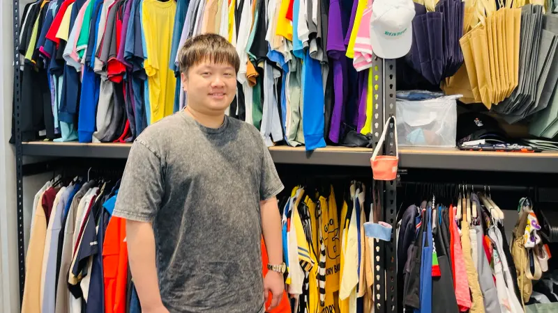 ▲ 周育弘創立「創八製衣」主打班服與團體服市場。當時沒有門市、沒有資源、也不是成衣科班出身，他只做一件事，讓有需求的人「在搜尋時，一定找得到創八」。（圖／翻攝畫面）