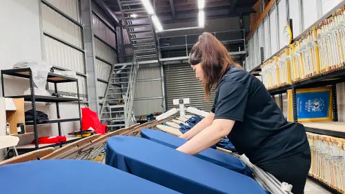 ▲創八製衣透過「網路導流＋系統化流程」重新設計商業模式。（圖／翻攝畫面）