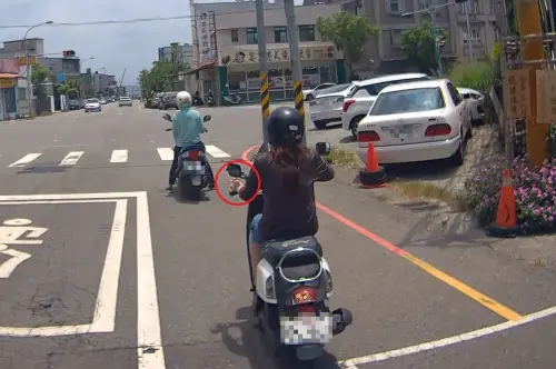 ▲汽、機車駕駛行駛中手持、吸食或點燃香菸，影響他人行車安全者，罰鍰也由600元提高至1200元。（圖／苗栗縣警察局）