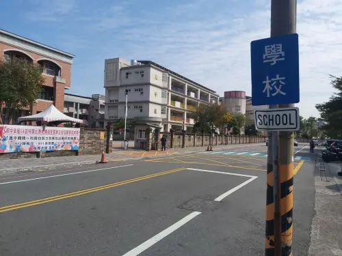 ▲本次《道路交通管理處罰條例》第86條修正也規定，明定駕駛人行經設有學校、醫院標誌之路段，未依規定減速慢行，因而致人受傷或死亡，依法應負刑事責任者，得加重其刑至二分之一。（圖／苗栗縣警察局）