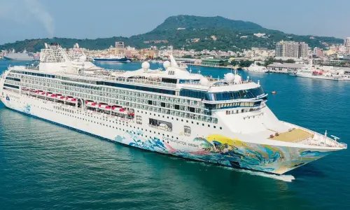 ▲麗星郵輪公司探索星號駛抵高雄港。(圖／高雄港務分公司提供)