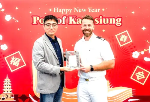 ▲愛達郵輪公司愛達女神號郵輪首航高雄港，由高雄港務分公司棧埠事業處處長蔡建郎(左)代表致贈首航紀念牌給愛達女神號(AIDAdiva)郵輪，由該輪船長代表接受。(圖／高雄港務分公司提供)