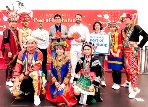 ▲愛達郵輪公司愛達女神號郵輪首航高雄港，高雄港務分公司與高雄市政府海洋局攜手合作，安排傳統原住民迎賓舞蹈表演，以及春聯書法體驗活動，讓旅客近距離感受我國傳統文化之美。(圖／高雄港務分公司提供)